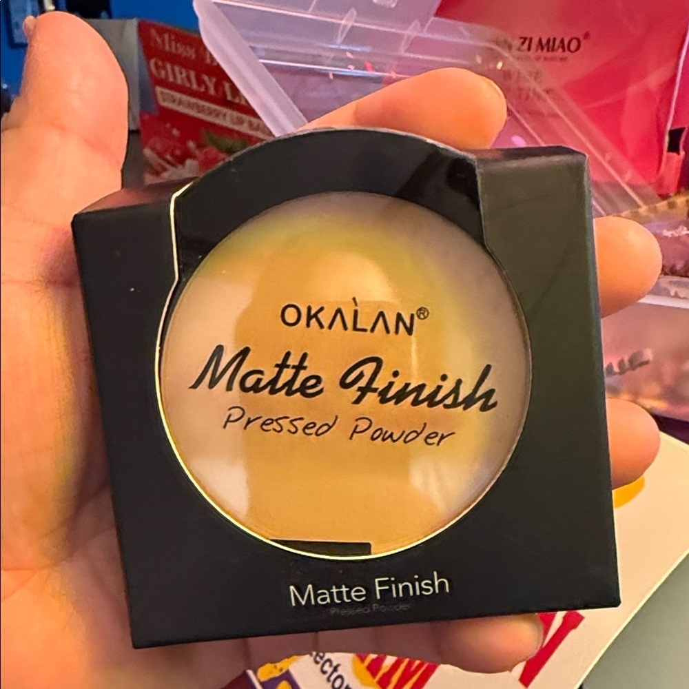 Oklah Matte Finish Pressed Powder with Accessories - Picture 4 of 6